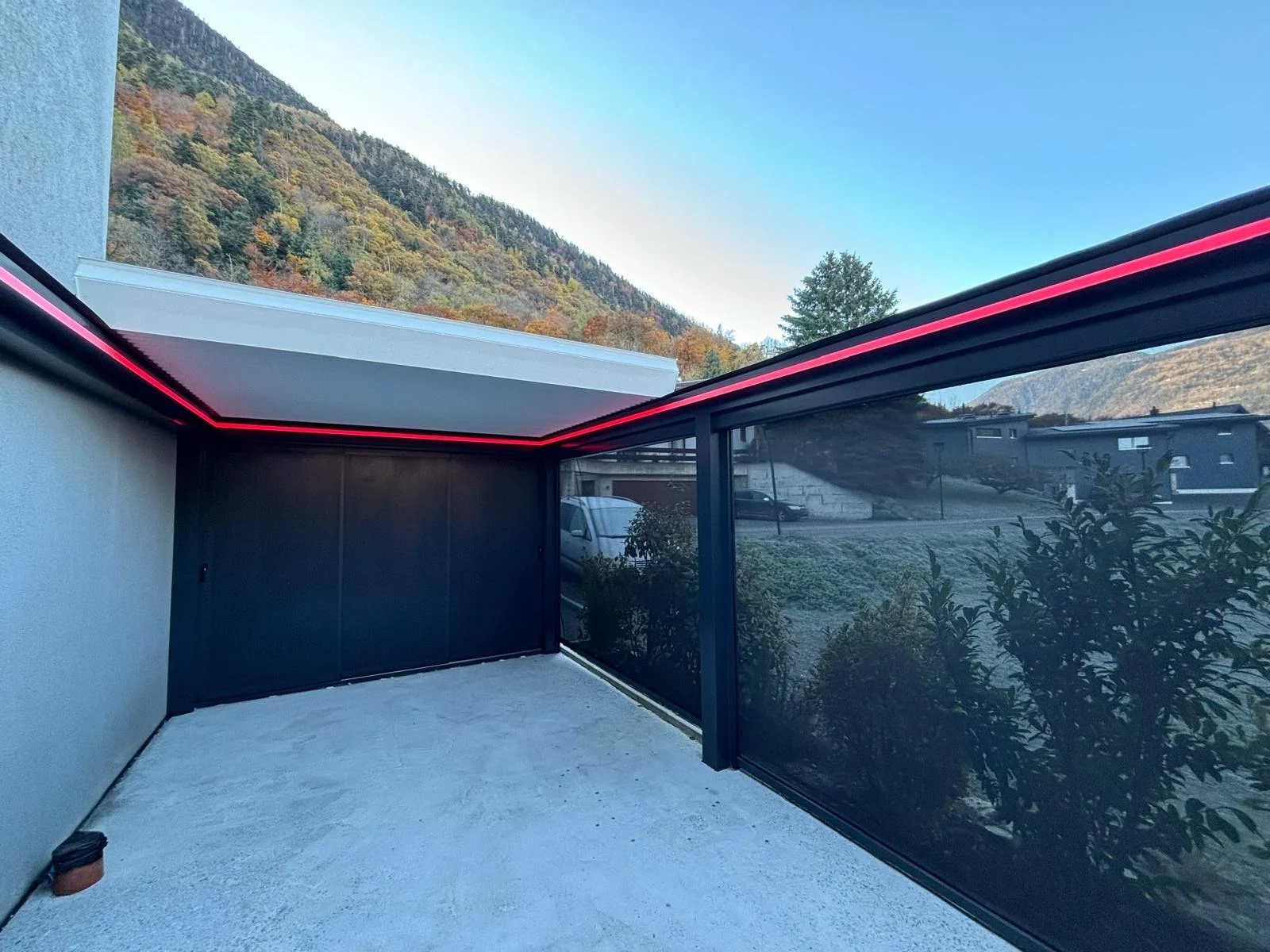 Pergola bioclimatique moderne installée sur une terrasse avec vue mer