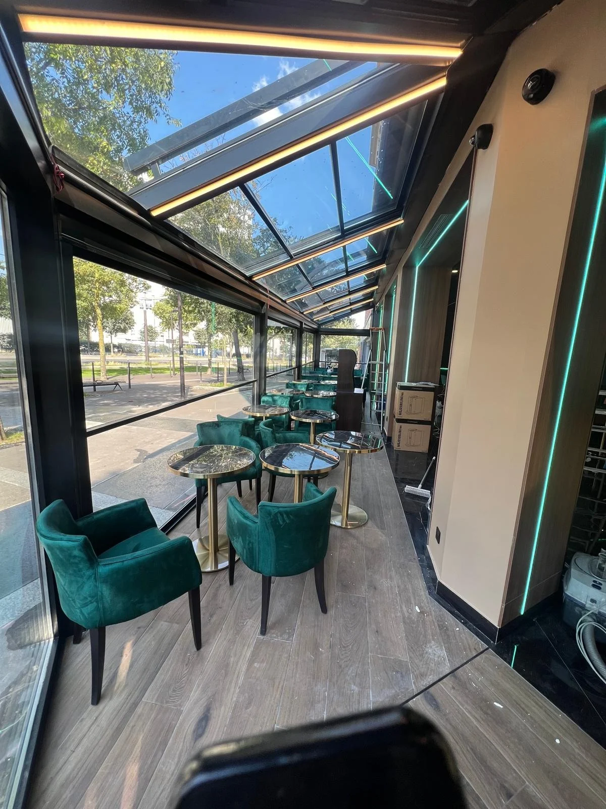 Toit rétractable vitré installé sur la terrasse d'un restaurant